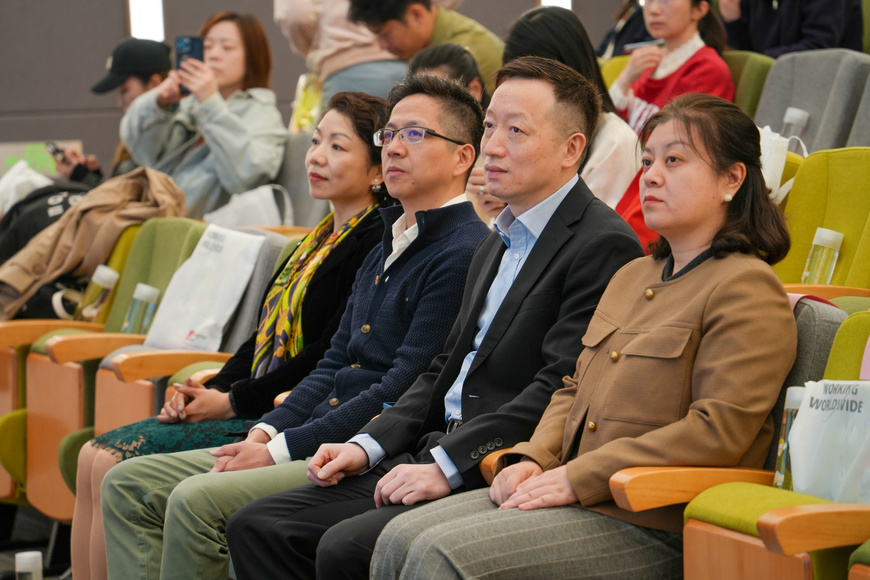 新华发行集团领导及上海少年儿童图书馆馆长杨燕娜女士